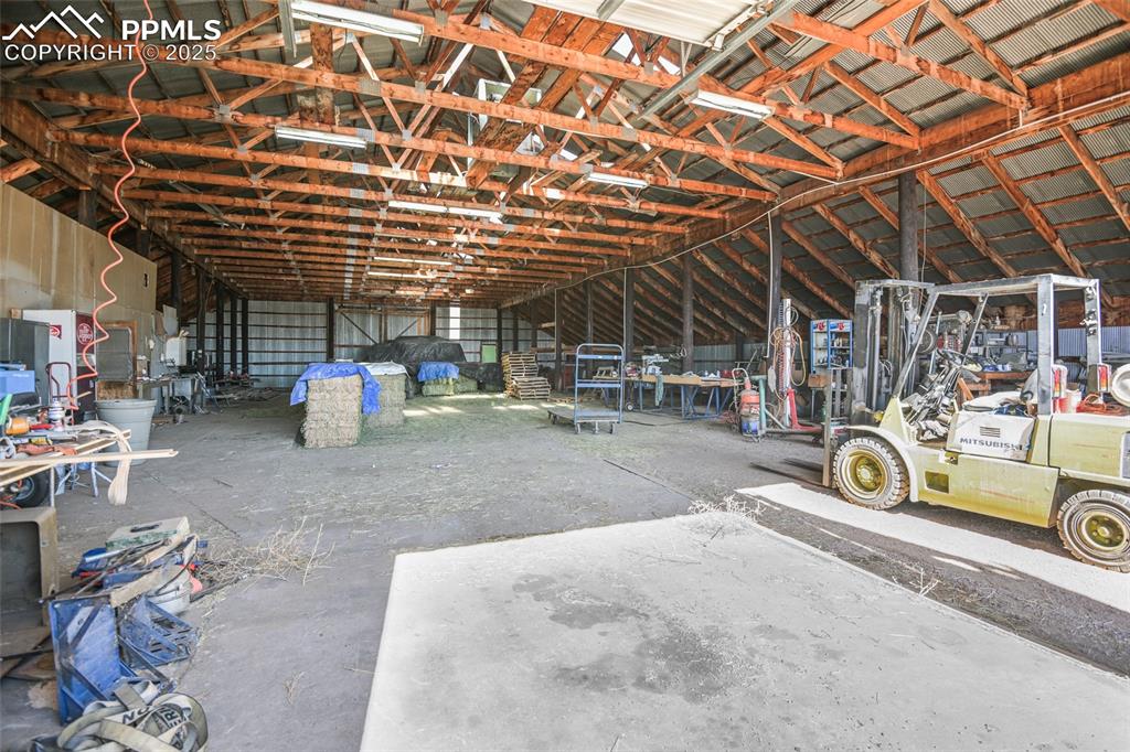 Image 28 of 29: Garage