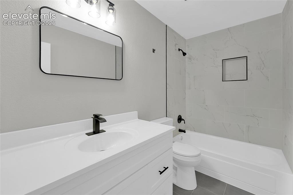 Image 11 of 27: Bathroom