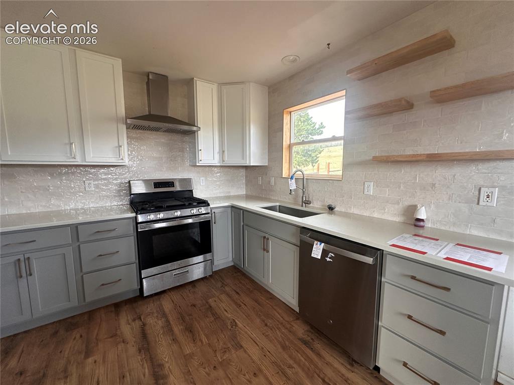 Image 17 of 38: Kitchen
