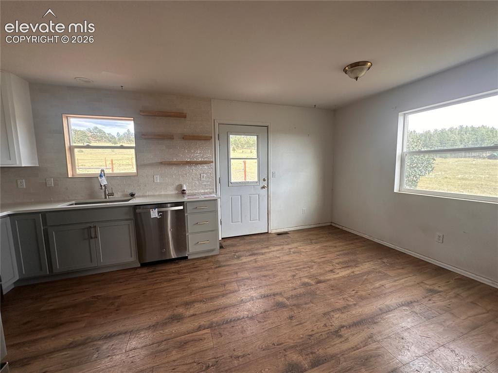 Image 19 of 38: Kitchen