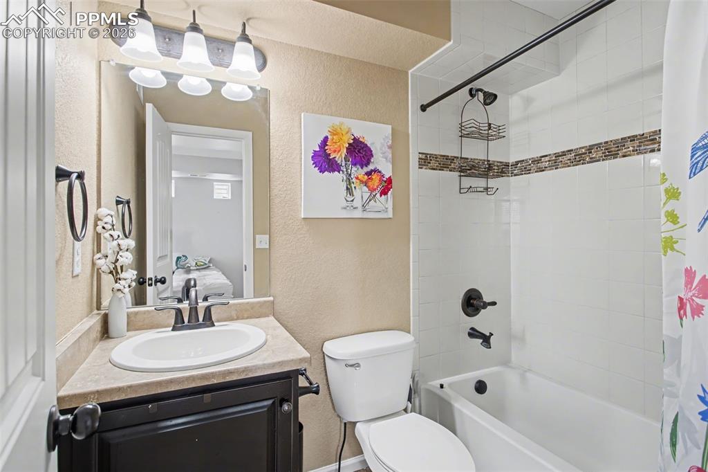 Image 17 of 34: Bathroom