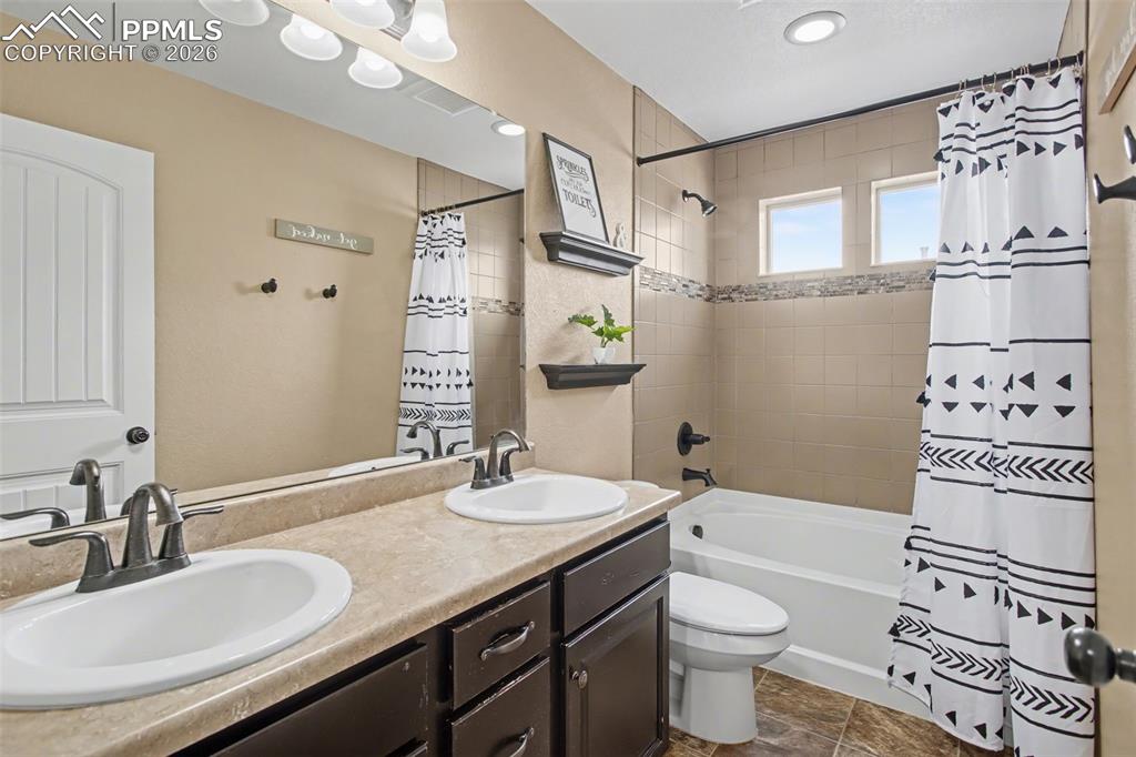 Image 21 of 34: Bathroom