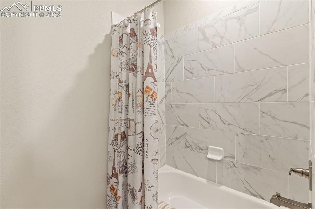 Image 24 of 26: Bathroom