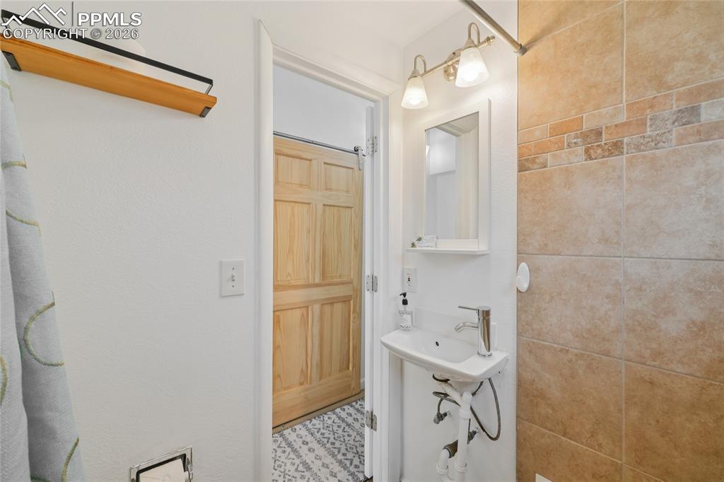 Image 10 of 20: Bathroom