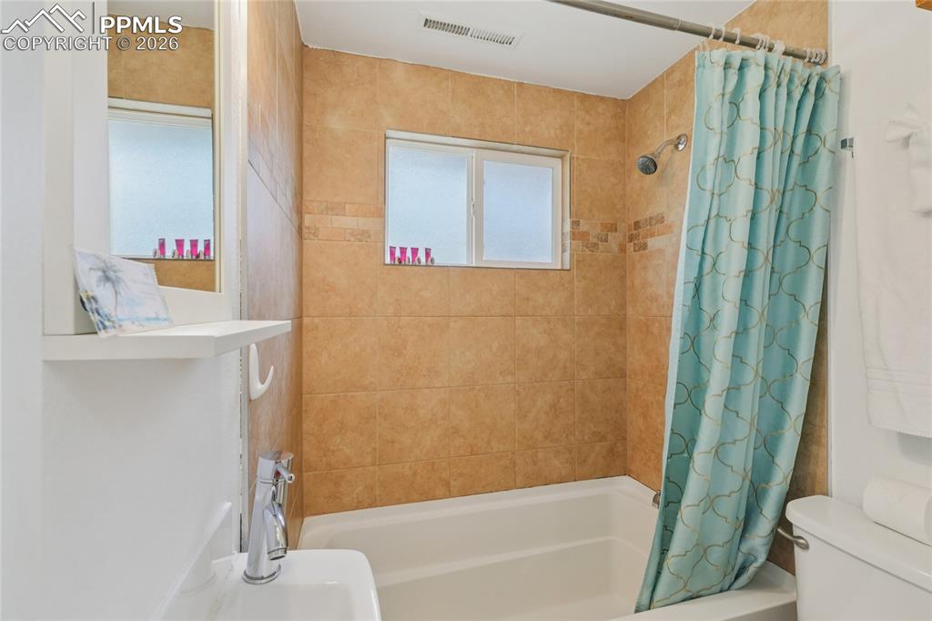 Image 11 of 20: Bathroom