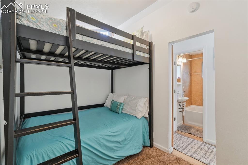 Image 13 of 20: Bedroom