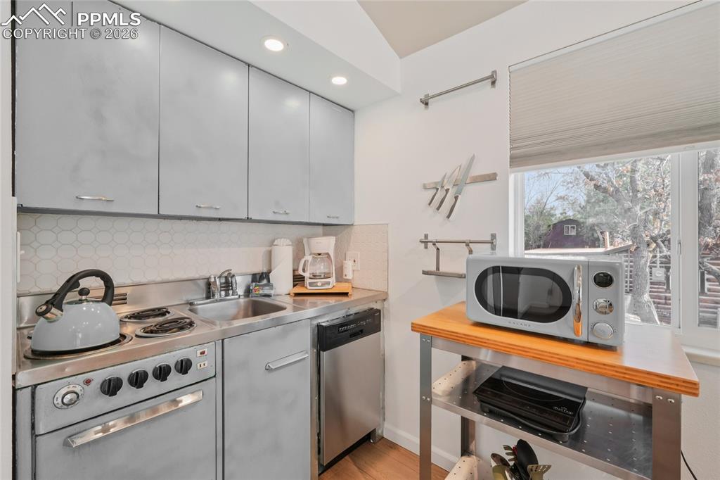 Image 9 of 20: Kitchen