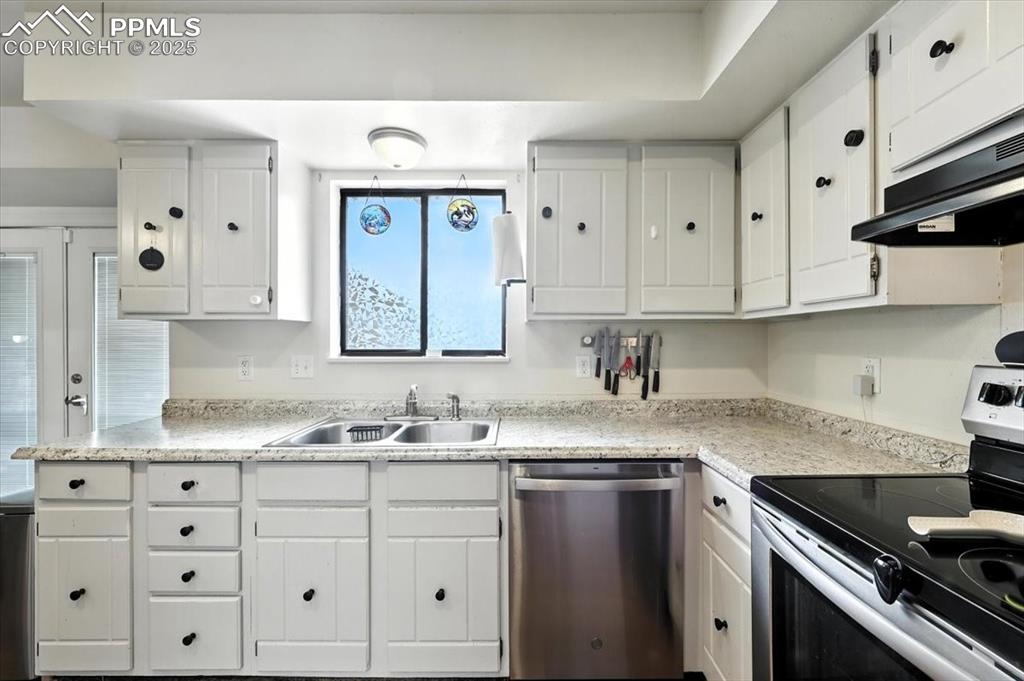 Image 10 of 46: Kitchen