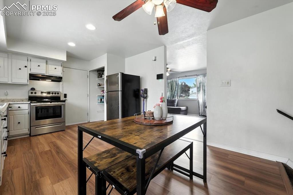 Image 16 of 46: Kitchen