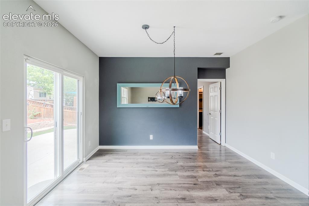 Image 7 of 21: Dining Area