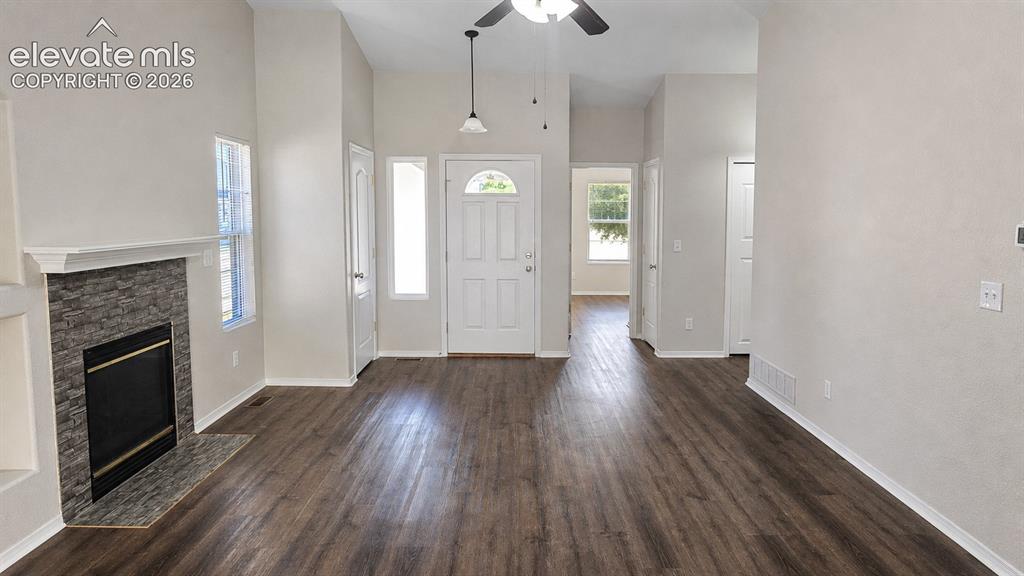 Image 4 of 25: Living Room