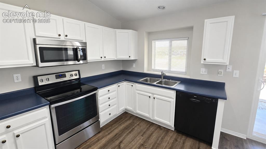 Image 7 of 25: Kitchen