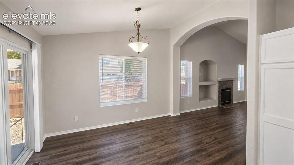 Image 8 of 25: Dining Area