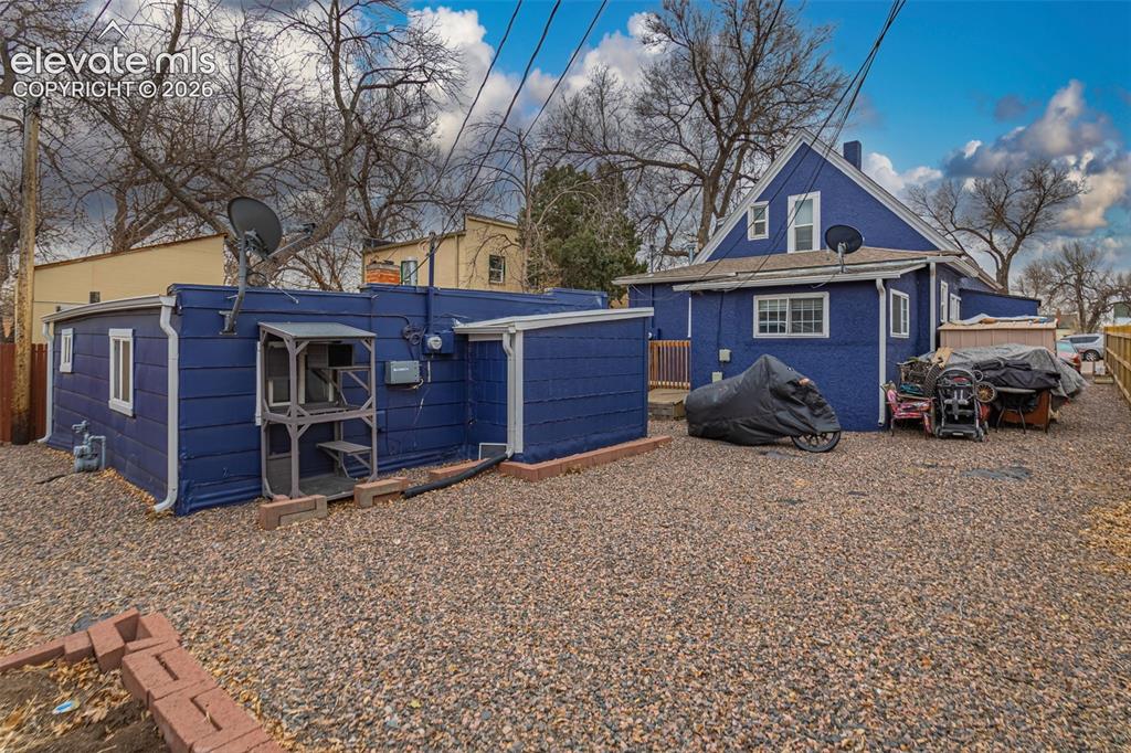 Image 22 of 33: Cottage in rear