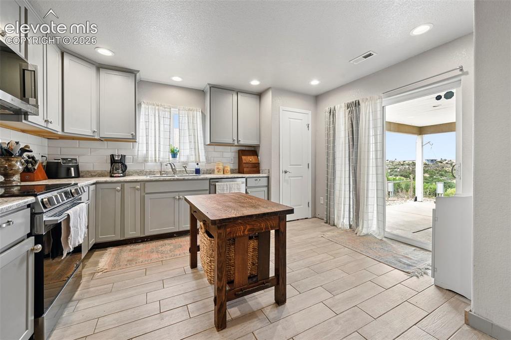 Image 10 of 29: Kitchen