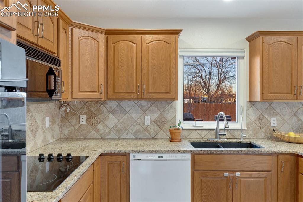 Image 18 of 43: Kitchen