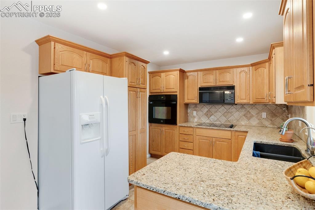 Image 20 of 43: Kitchen