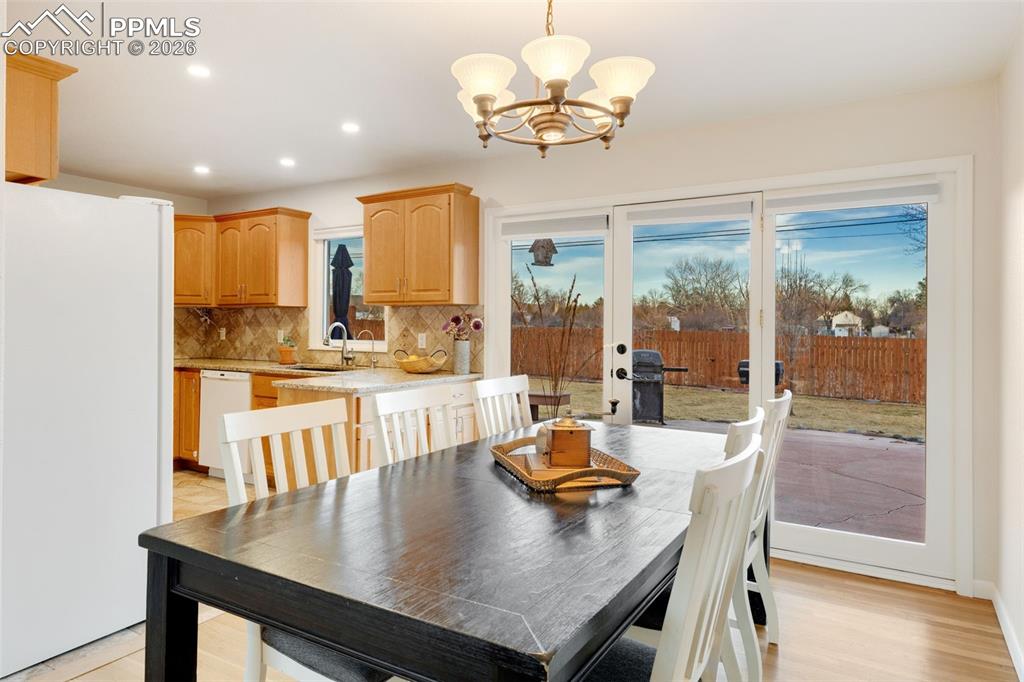 Image 21 of 43: Dining Area