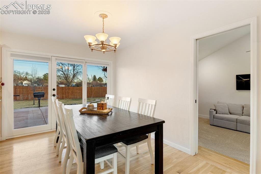 Image 22 of 43: Dining Area