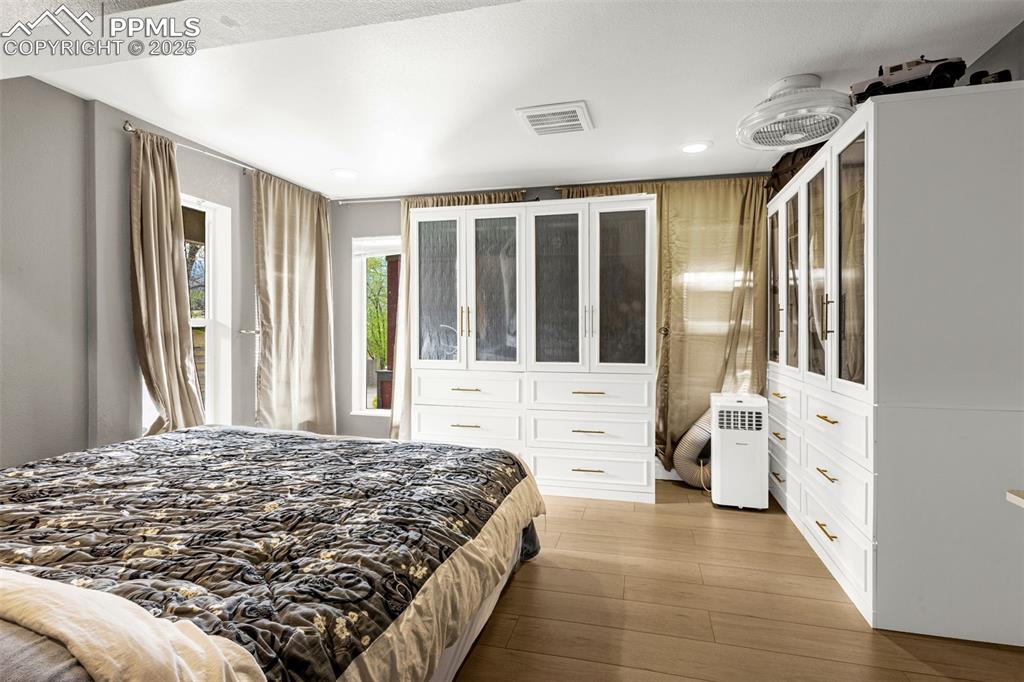 Image 11 of 50: Bedroom