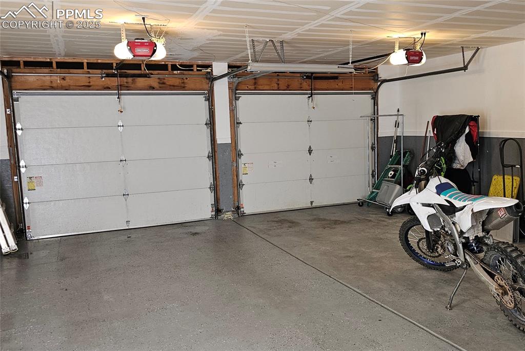 Image 45 of 50: Garage