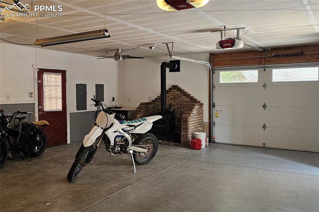 Image 46 of 50: Garage