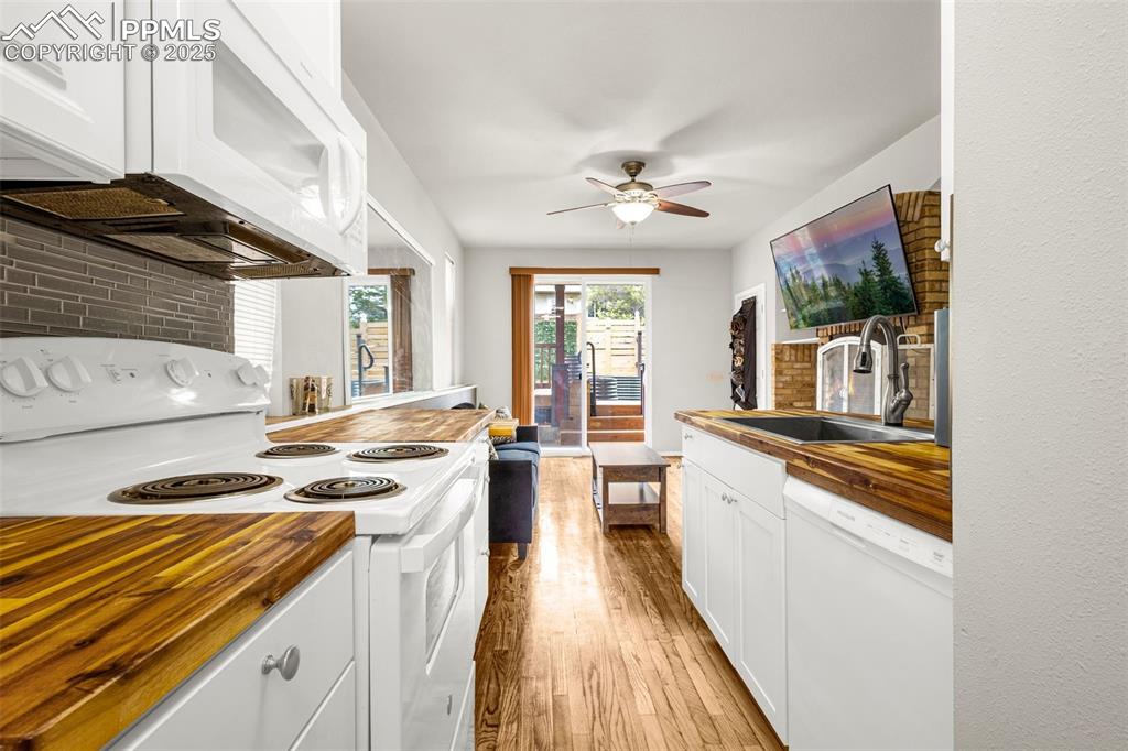 Image 7 of 50: Kitchen