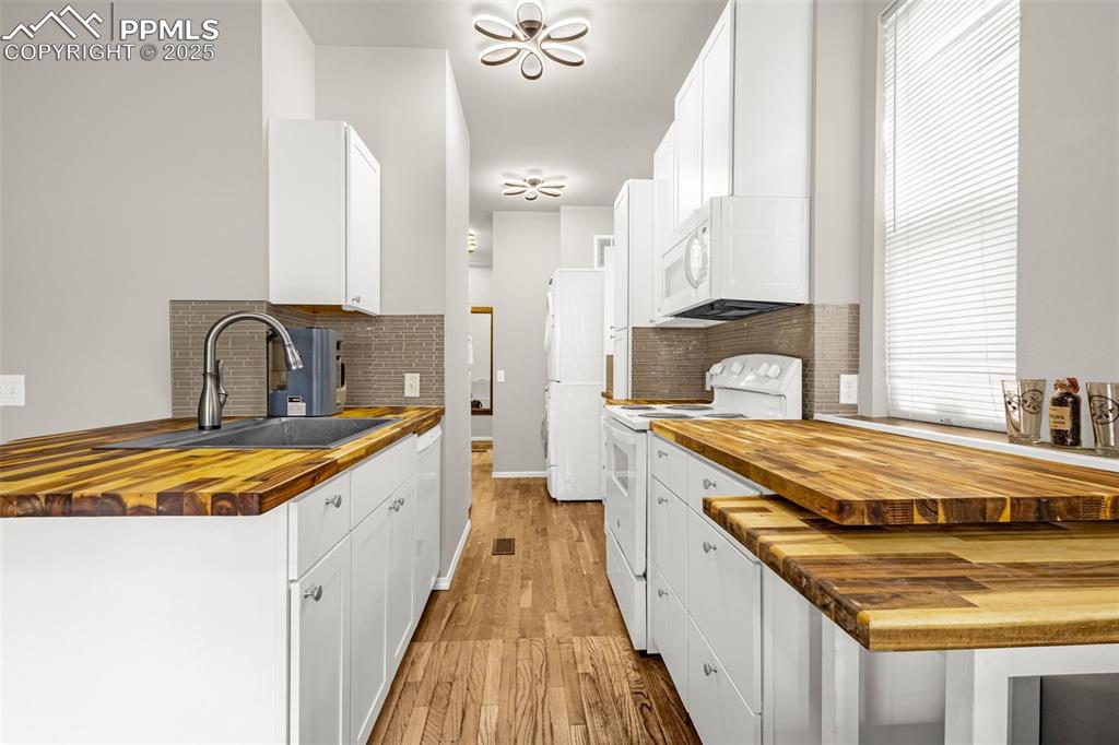 Image 8 of 50: Kitchen