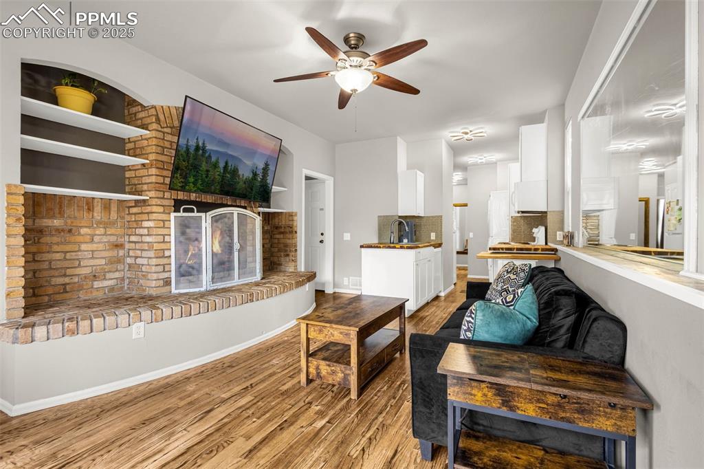 Image 9 of 50: Living Room