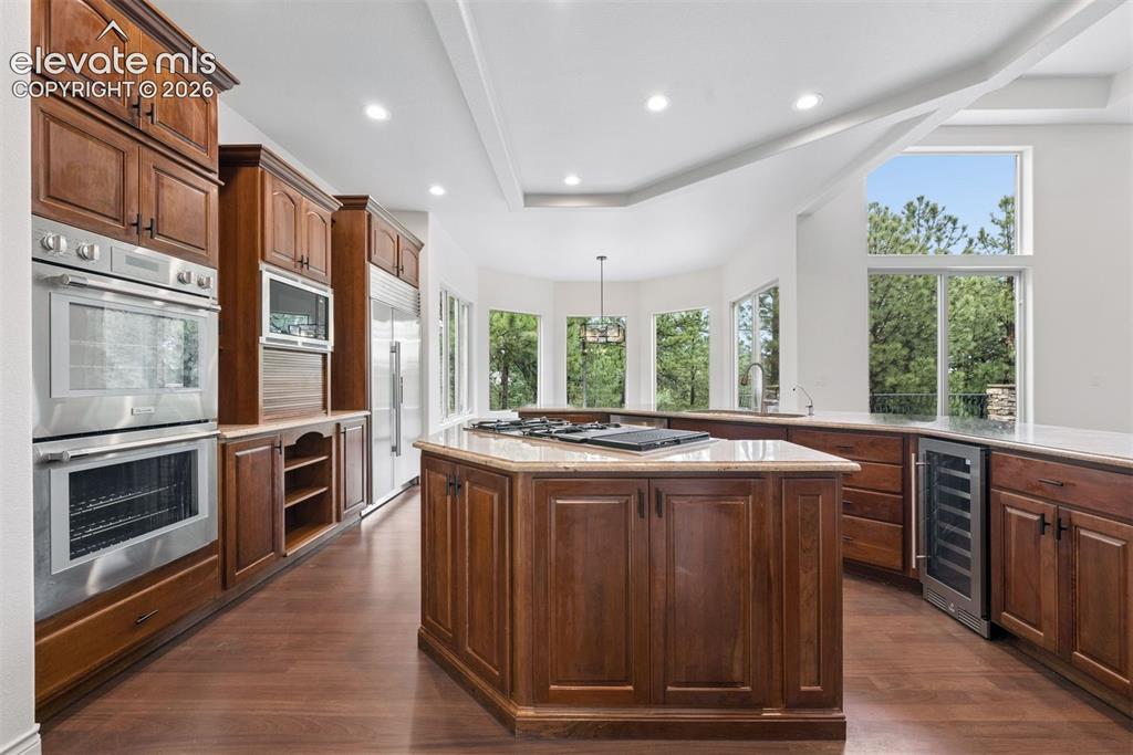 Image 16 of 50: Kitchen