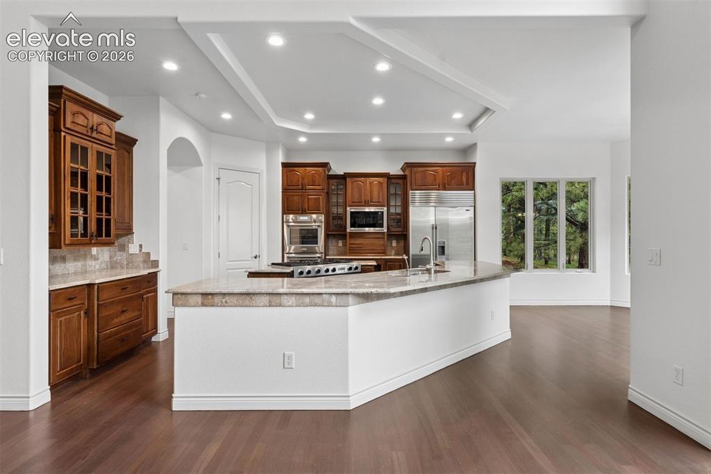 Image 18 of 50: Kitchen