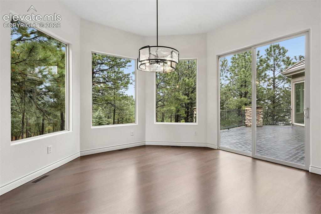 Image 19 of 50: Dining Area