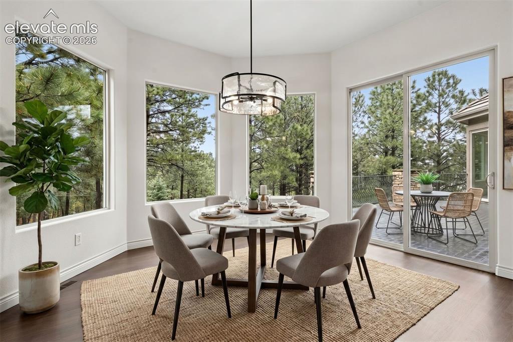 Image 5 of 50: Dining Area