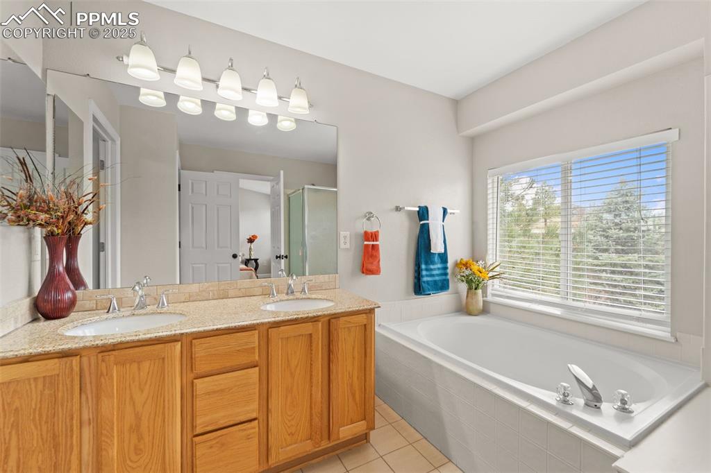 Image 19 of 43: Bathroom