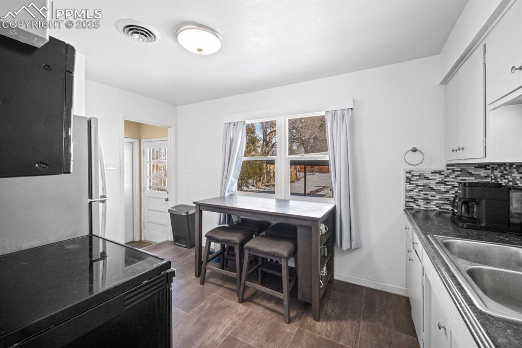 Image 13 of 29: Kitchen