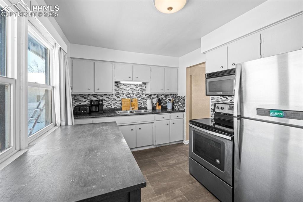 Image 15 of 29: Kitchen