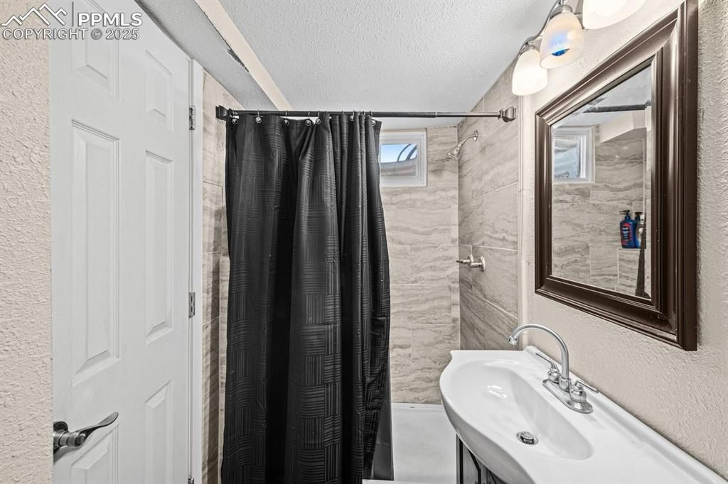 Image 18 of 29: Bathroom