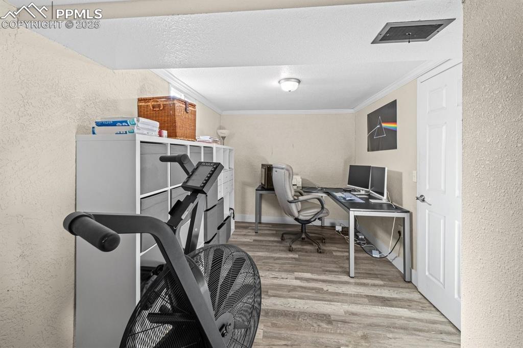 Image 22 of 29: Office