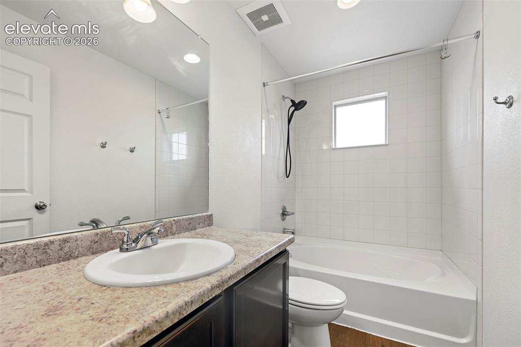 Image 25 of 48: Bathroom