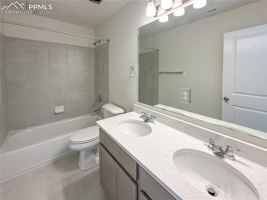 Image 22 of 30: Bathroom