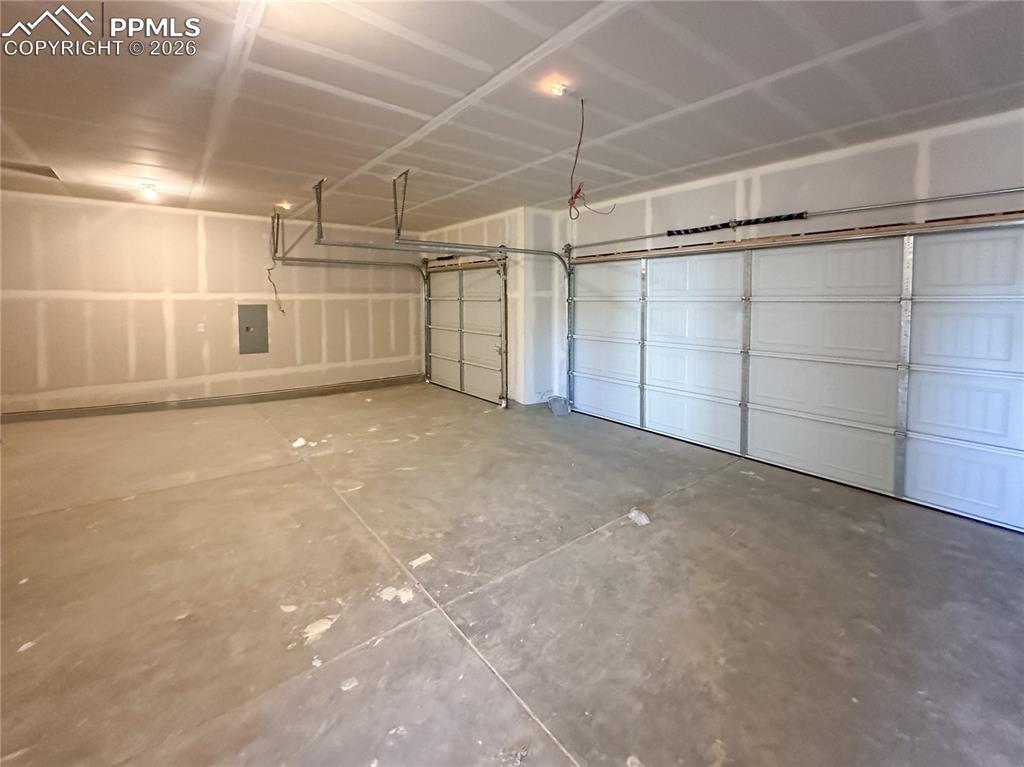 Image 29 of 30: Garage