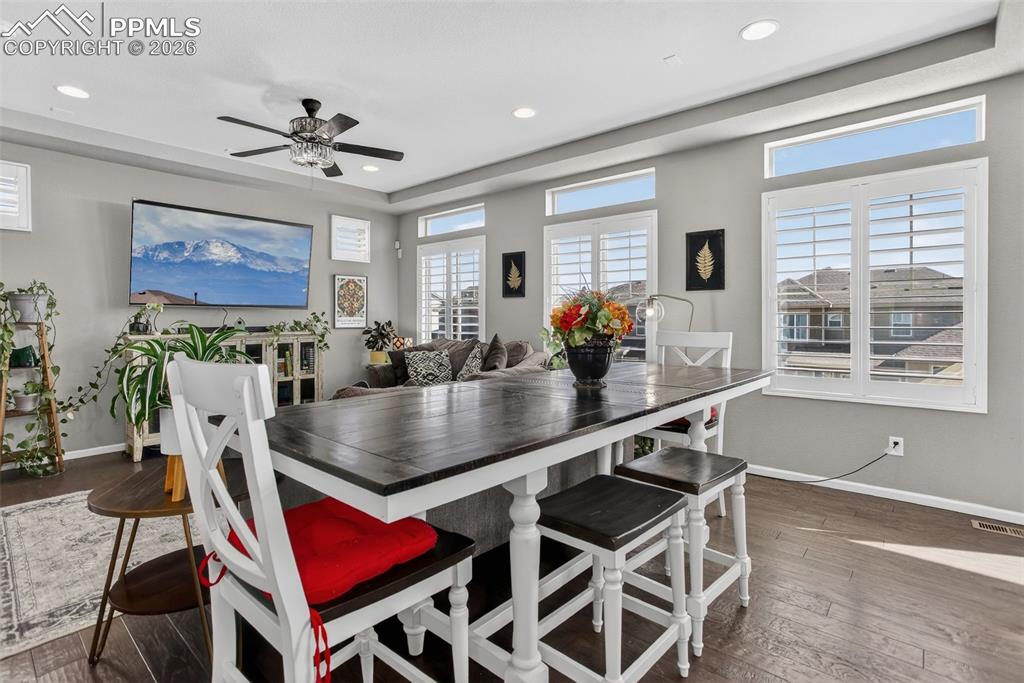 Image 10 of 40: Dining Area