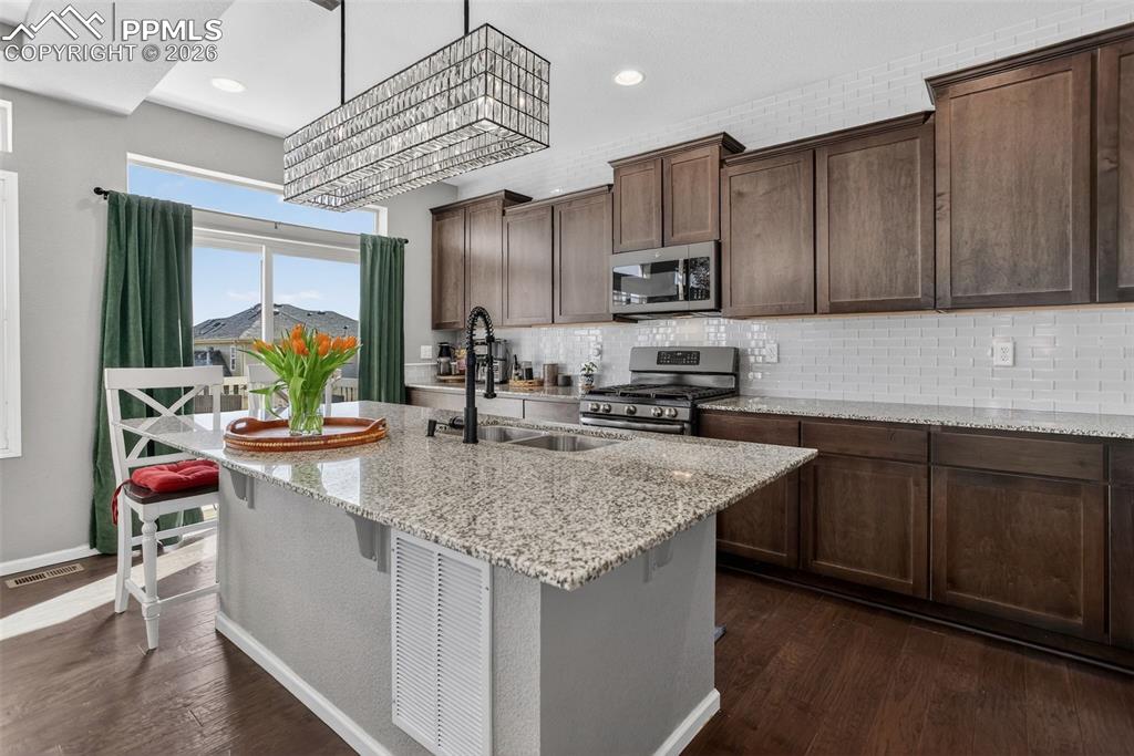 Image 12 of 40: Kitchen