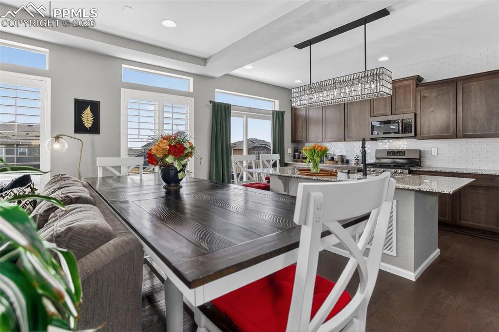 Image 15 of 40: Dining Area