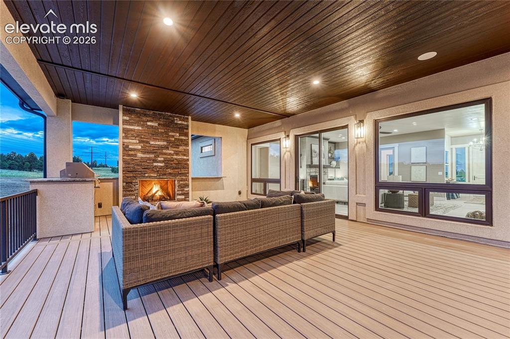 Image 10 of 49: Built-in gas grill, granite countertops...