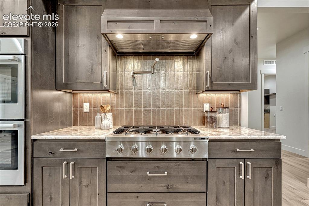 Image 15 of 49: ...pot filler, gas cooktop, double oven...