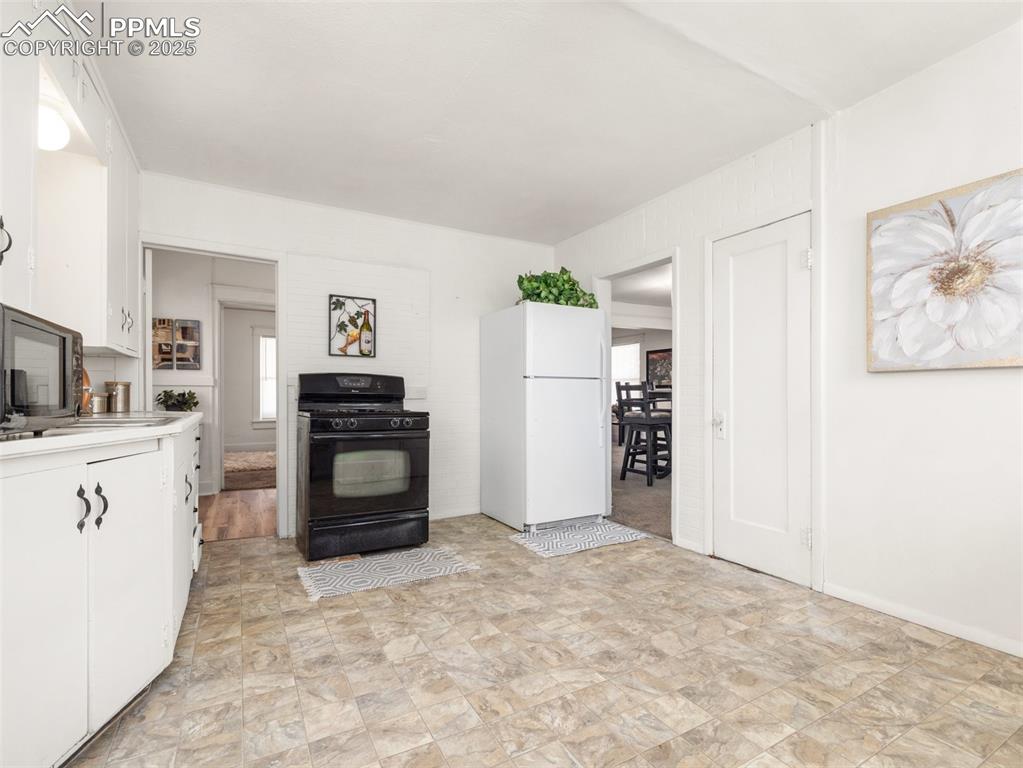 Image 17 of 18: Kitchen
