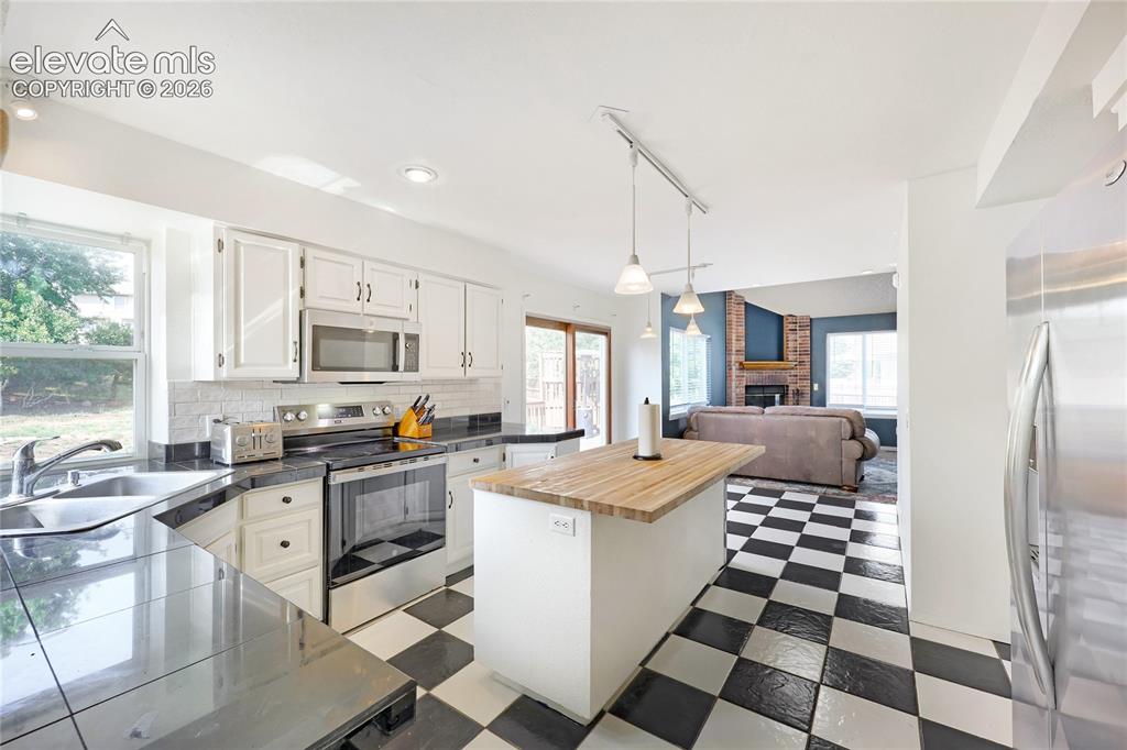 Image 11 of 33: Kitchen