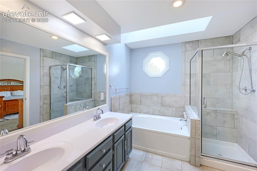 Image 18 of 33: Bathroom