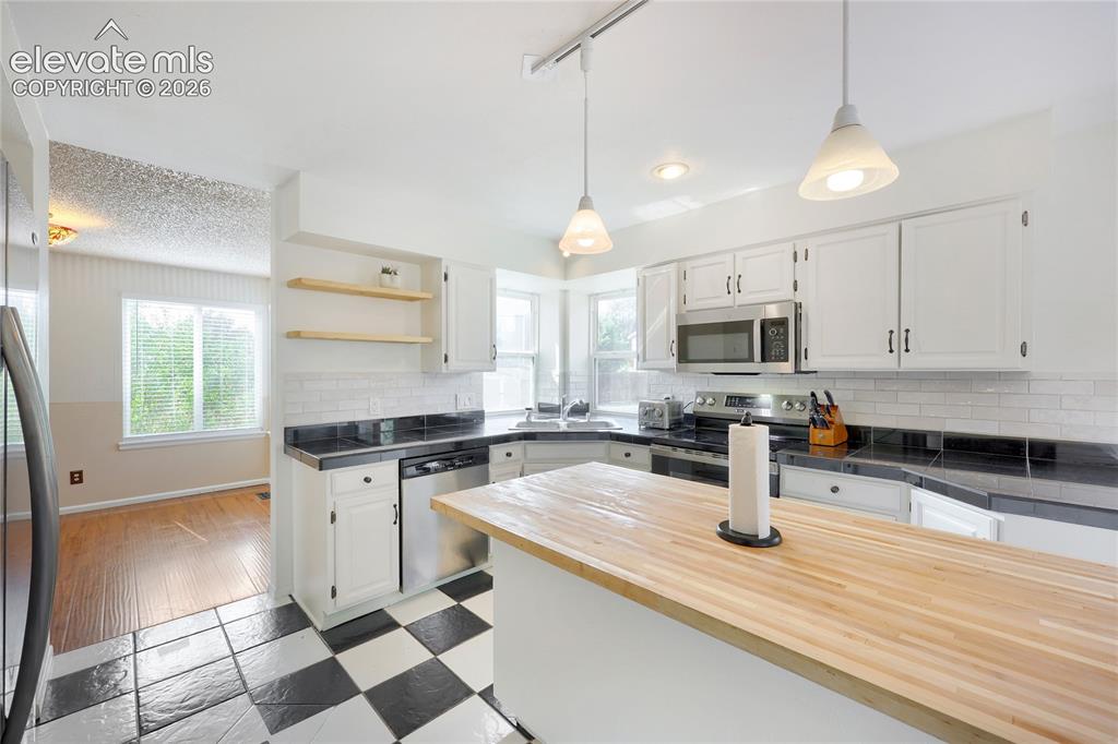 Image 9 of 33: Kitchen